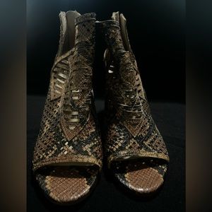 VINCE CAMUTO HEELS SNAKE PRINT